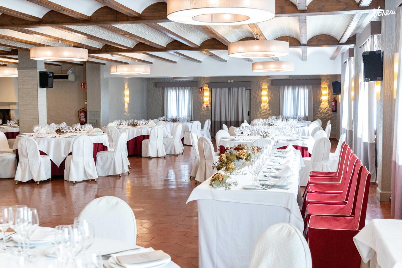 Salón del Hotel La Carreta, espacio amplio y clásico para eventos personalizados en Valencia.