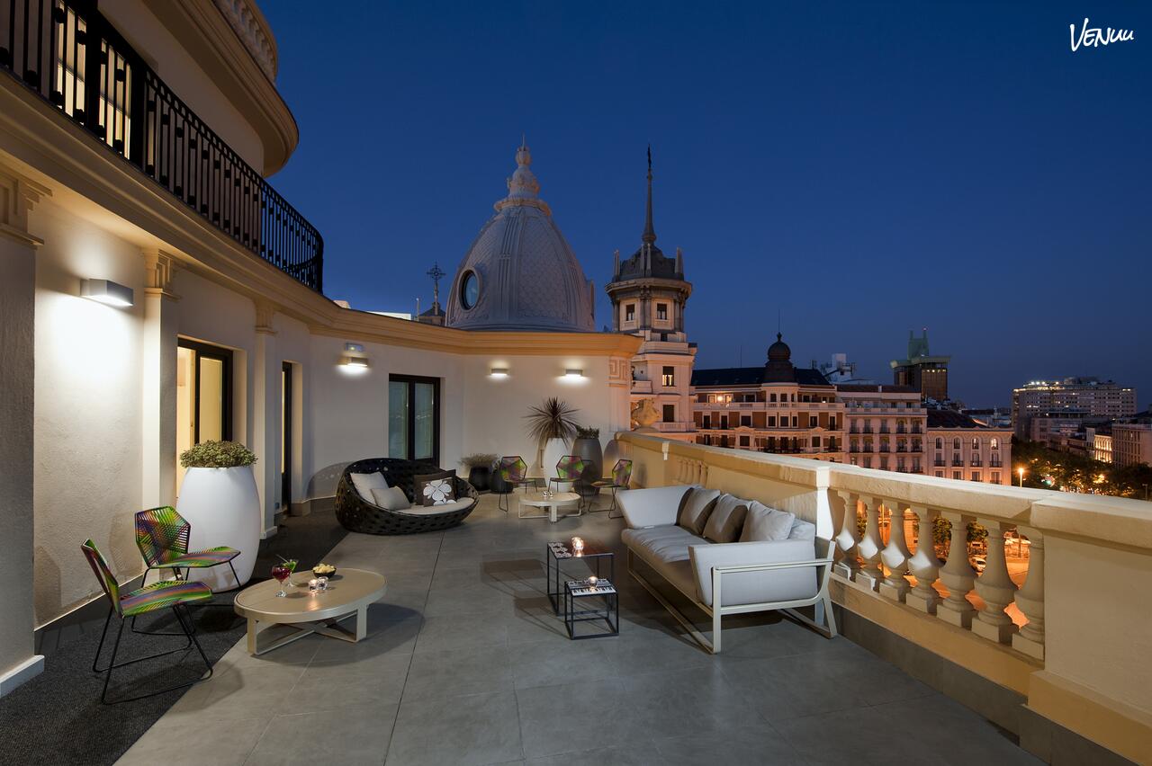 Terraza del Hotel Sardinero, lugar elegante y con vistas para reuniones sociales en Madrid.