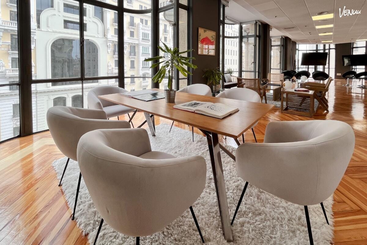 Innedito16 HUB27, sala céntrica con estilo moderno ideal para eventos profesionales en Madrid.