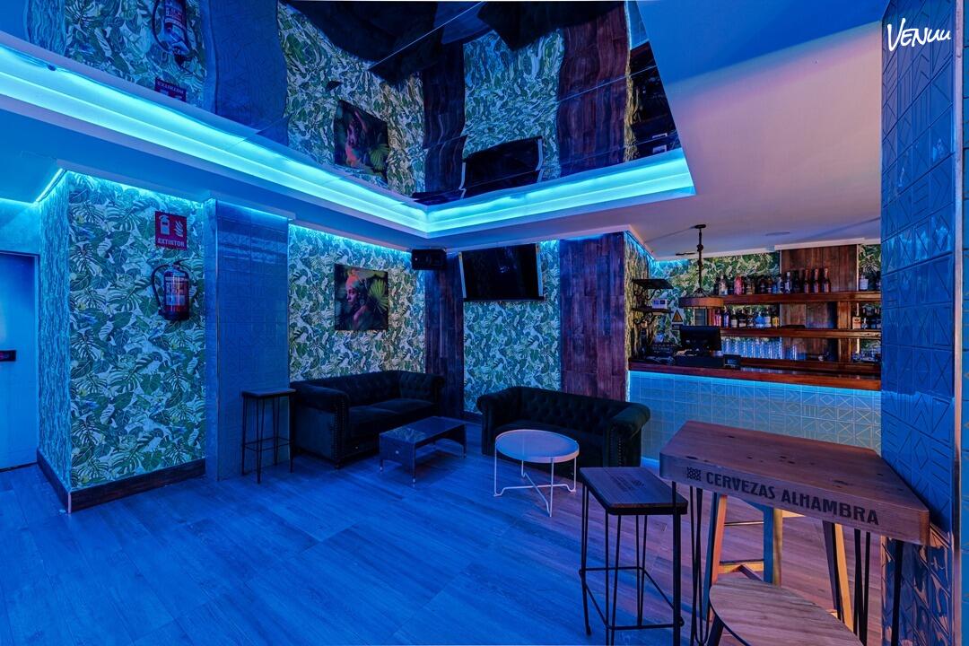 Island Club Lounge, fiesta tropical y neón en el corazón de Madrid.