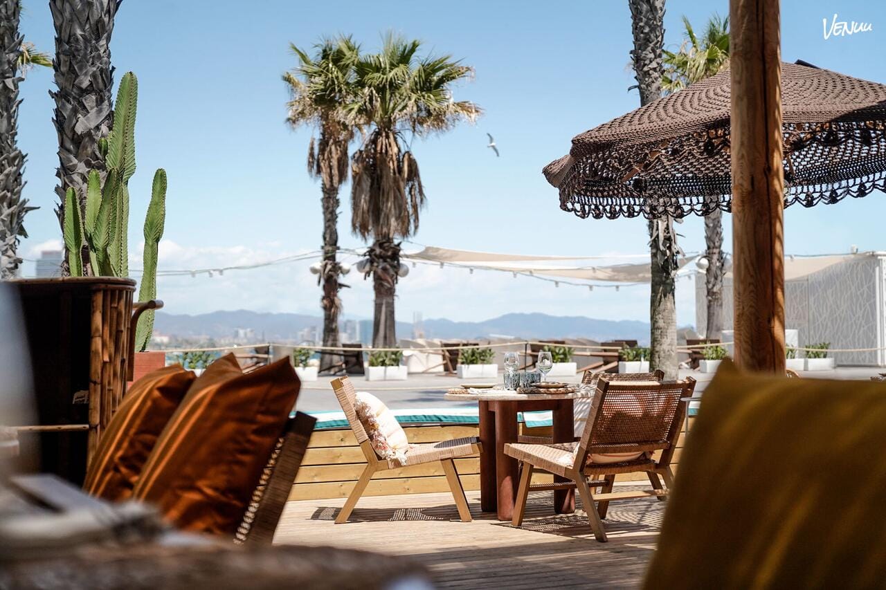 Terraza de ambiente tropical chic ideal para celebraciones y eventos llenos de color en Barcelona.