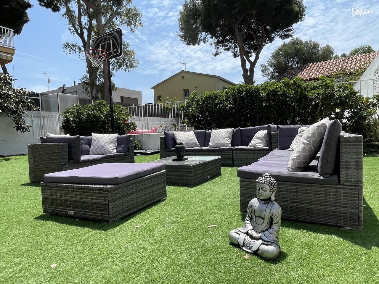 Jardín con Piscina Privada, espacio íntimo ideal para fiestas relajadas y soleadas en Barcelona.