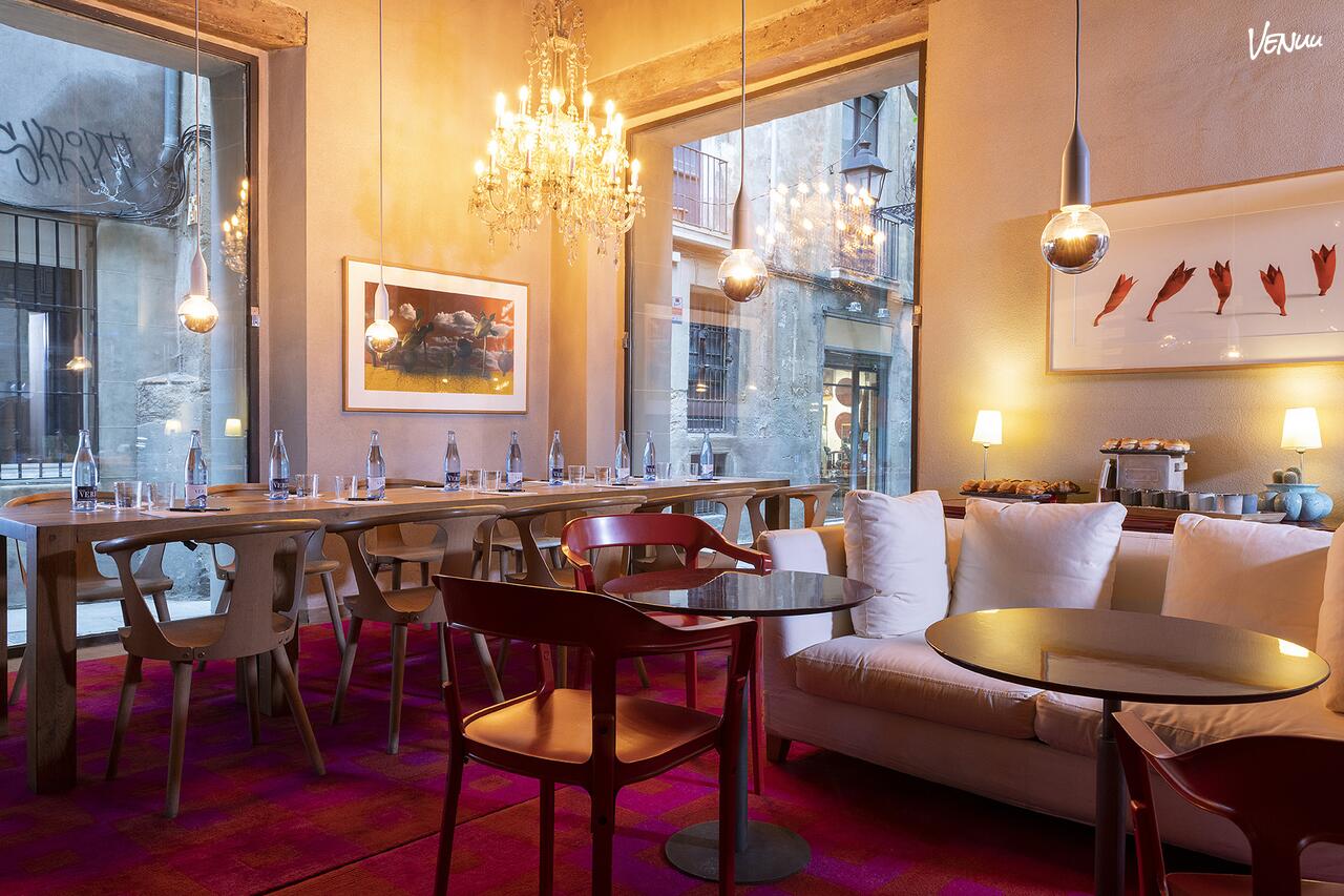 La Biblioteca en Barcelona, restaurante elegante e íntimo ideal para cenas de empresa con estilo y conversación sabrosa.