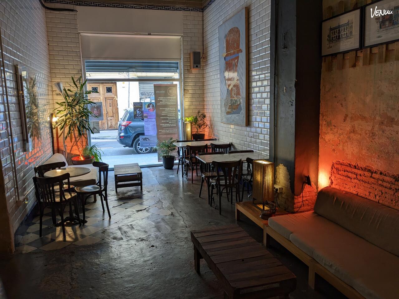 Sala Club Social en La Escuela de Ruzafa, local con rollo alternativo perfecto para fiestas creativas.