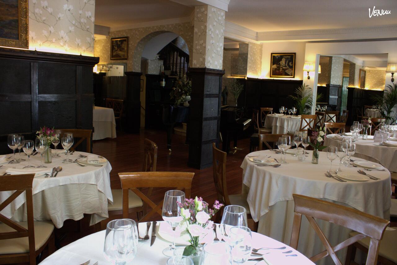 La Favorita en Madrid, salón con aire teatral y elegante ideal para celebraciones con estilo único y personalidad.
