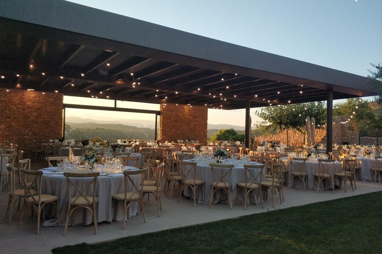 La Masía Les Casotes, salón interior con encanto rural y elegancia para eventos únicos.