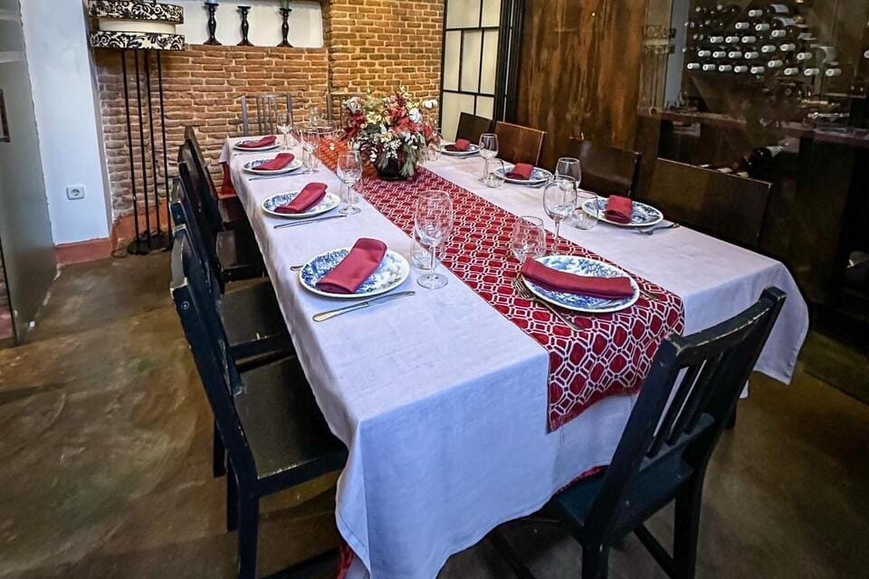 La Zamorana, restaurante tradicional con salón privado ideal para celebraciones familiares en Madrid.