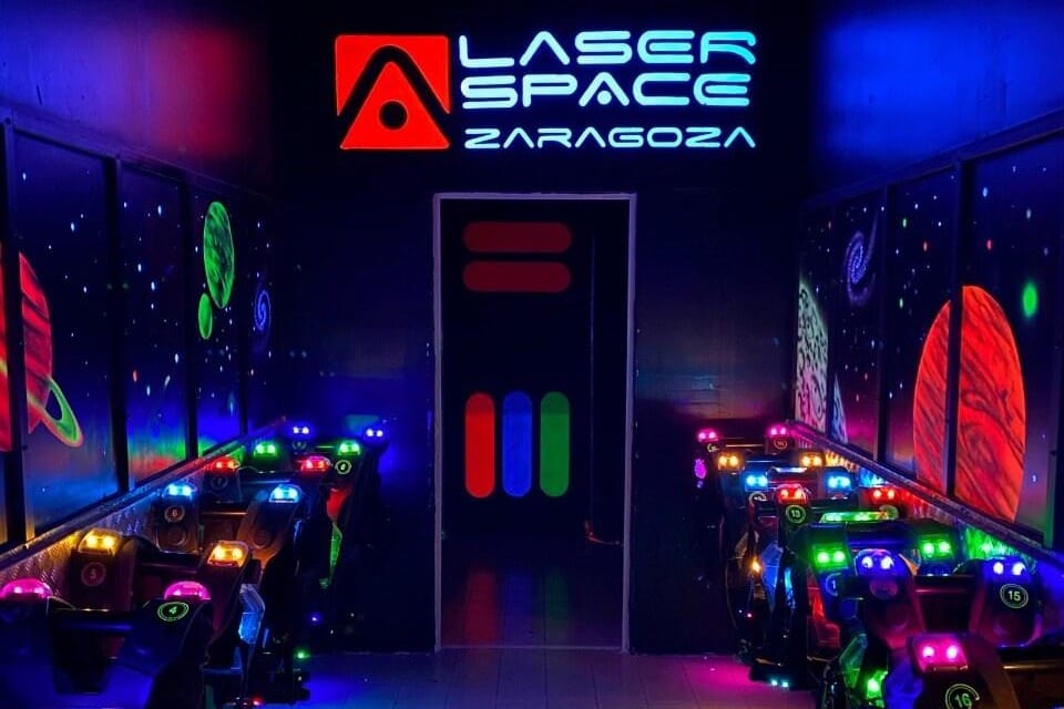 Laser Space Zaragoza, centro de láser tag ideal para fiestas enérgicas, competitivas y extremadamente divertidas.