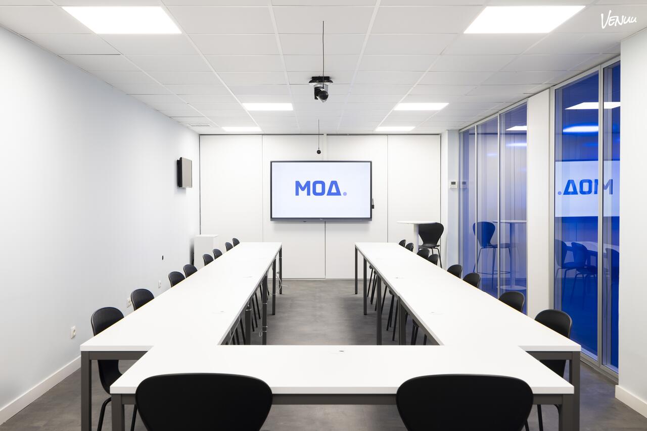 MOA Sala 1-3, sala moderna con diseño limpio ideal para eventos profesionales relajados en Madrid.