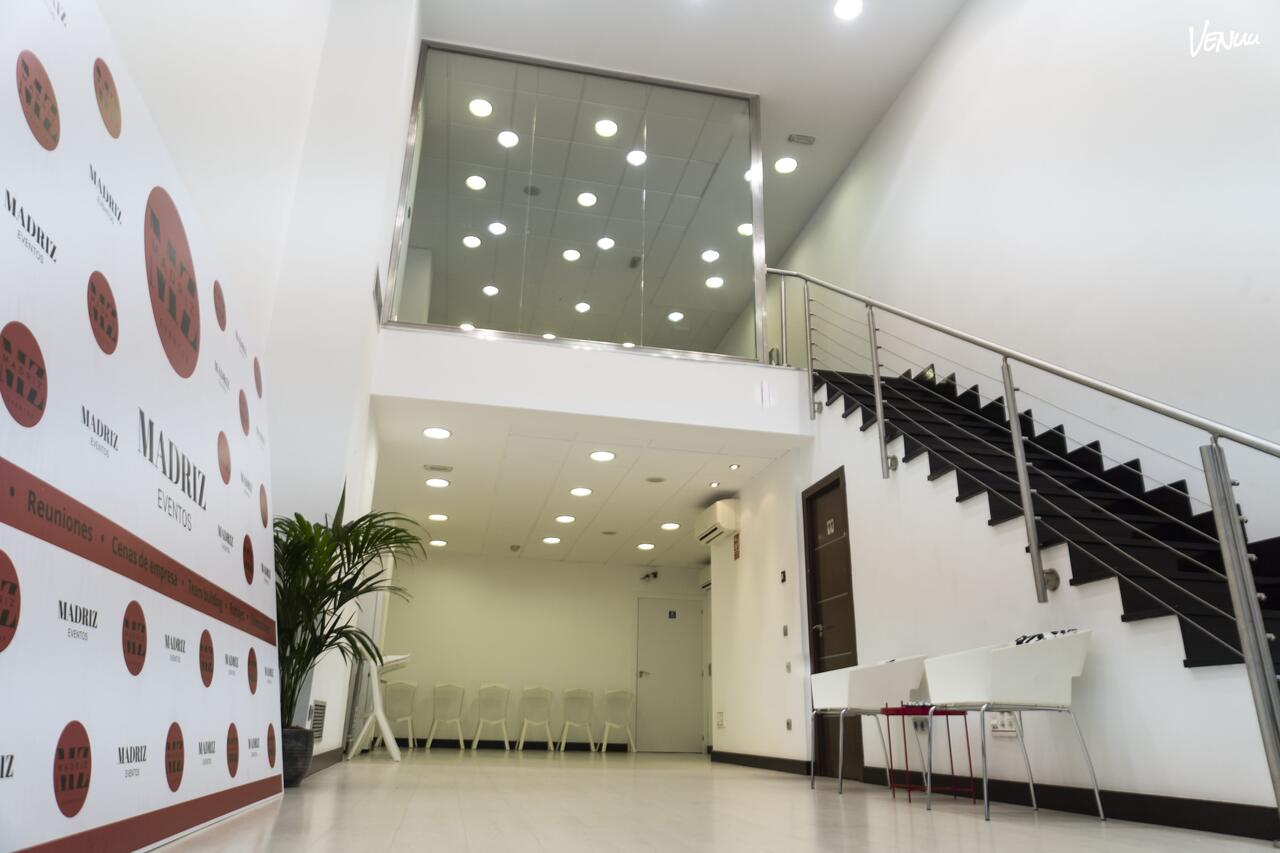 MZ Event Space, local moderno y privado perfecto para reuniones sociales con amigas en Madrid.