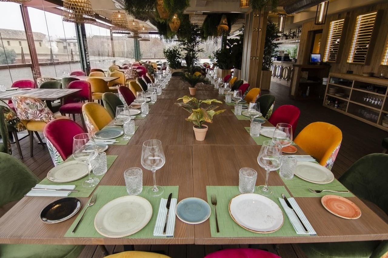 Martilota Restaurante, local con reservado acogedor ideal para cenas relajadas en Madrid.