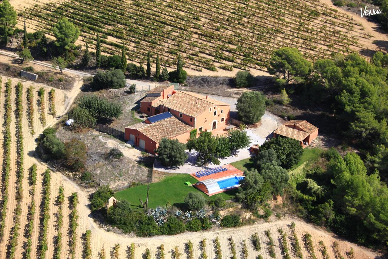 Masia Naranja en Barcelona, casa rural con energía vibrante ideal para despedidas con risas, rituales y mucho juego.