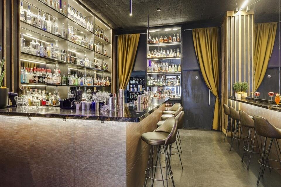 Mr. White Cocktail Bar, bar íntimo y elegante para cumpleaños de adultos en Barcelona.