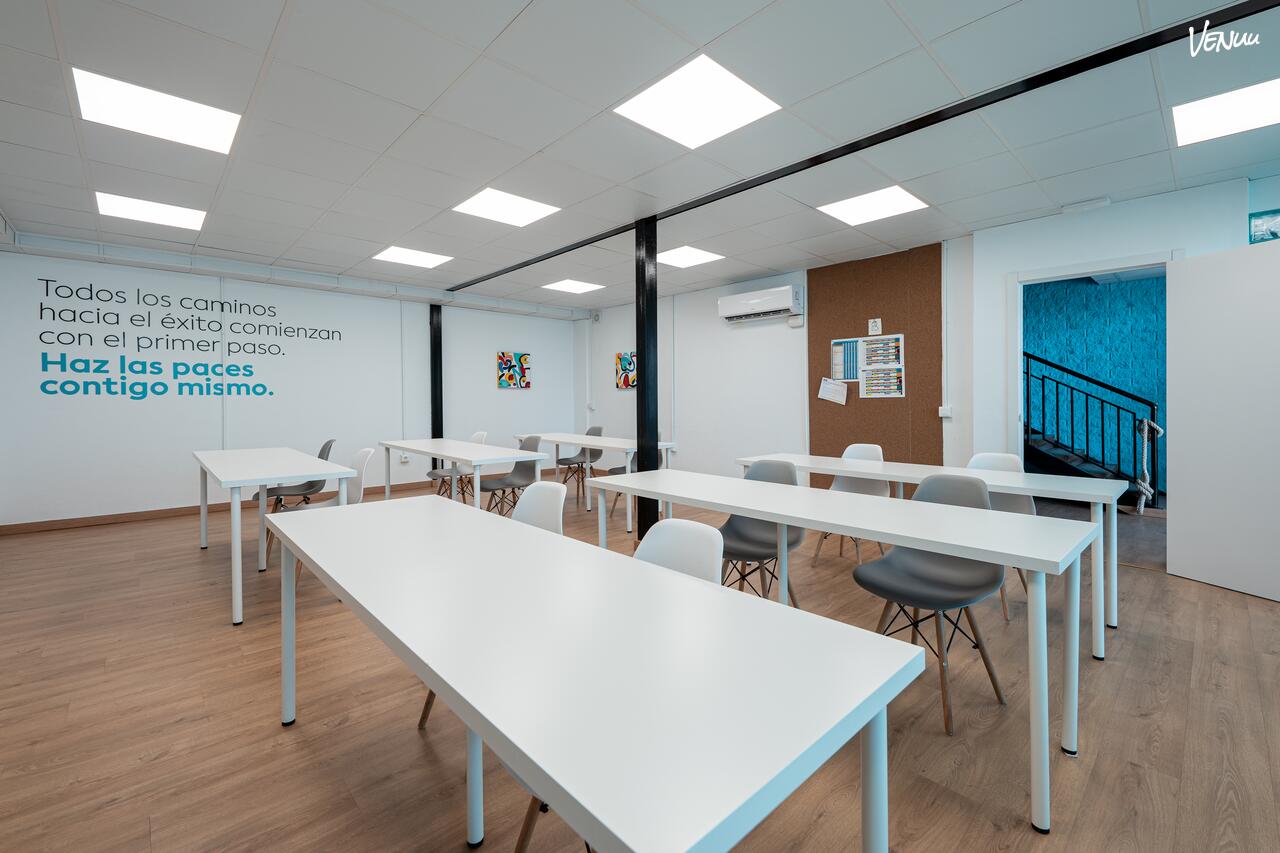 Noray Walkers – Sala 2 en Málaga, espacio moderno y bien equipado ideal para eventos funcionales y formaciones con estilo.