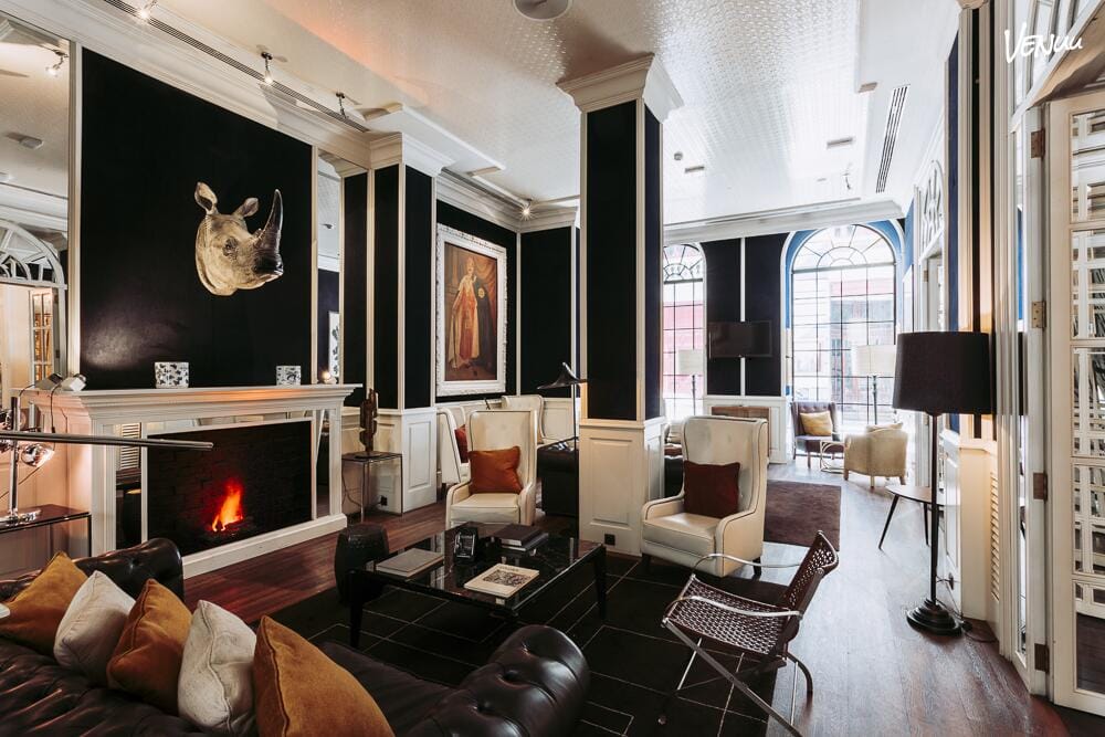 Salón Azul, espacio elegante y funcional para reuniones de alto nivel en Madrid centro.