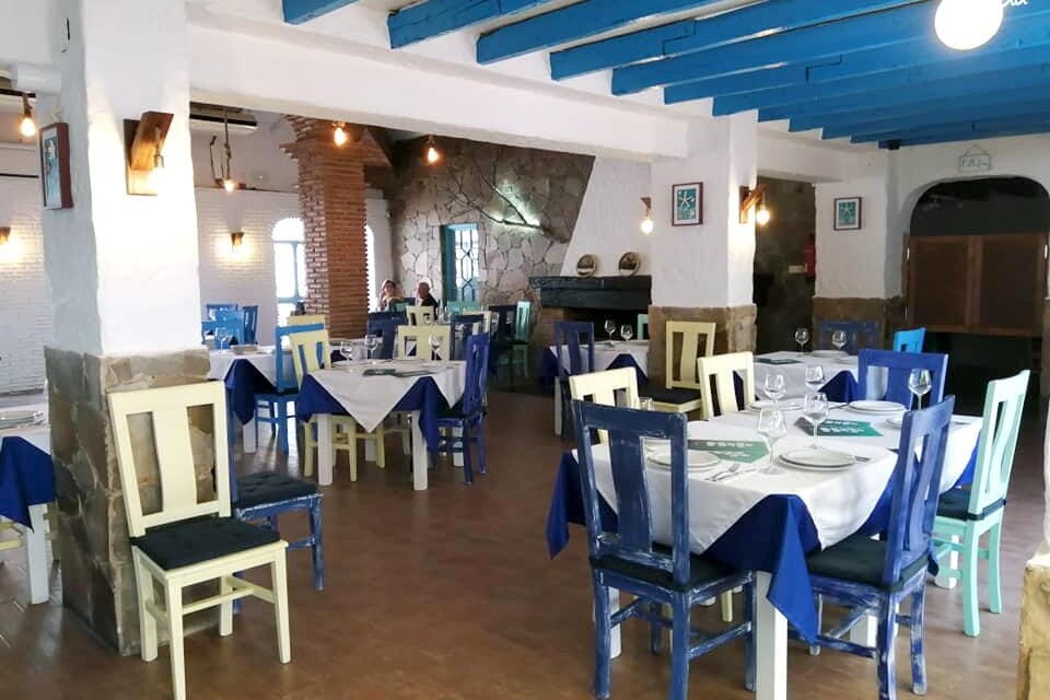 Restaurante Pedregalejo, sabor a mar y fiesta en la orilla.