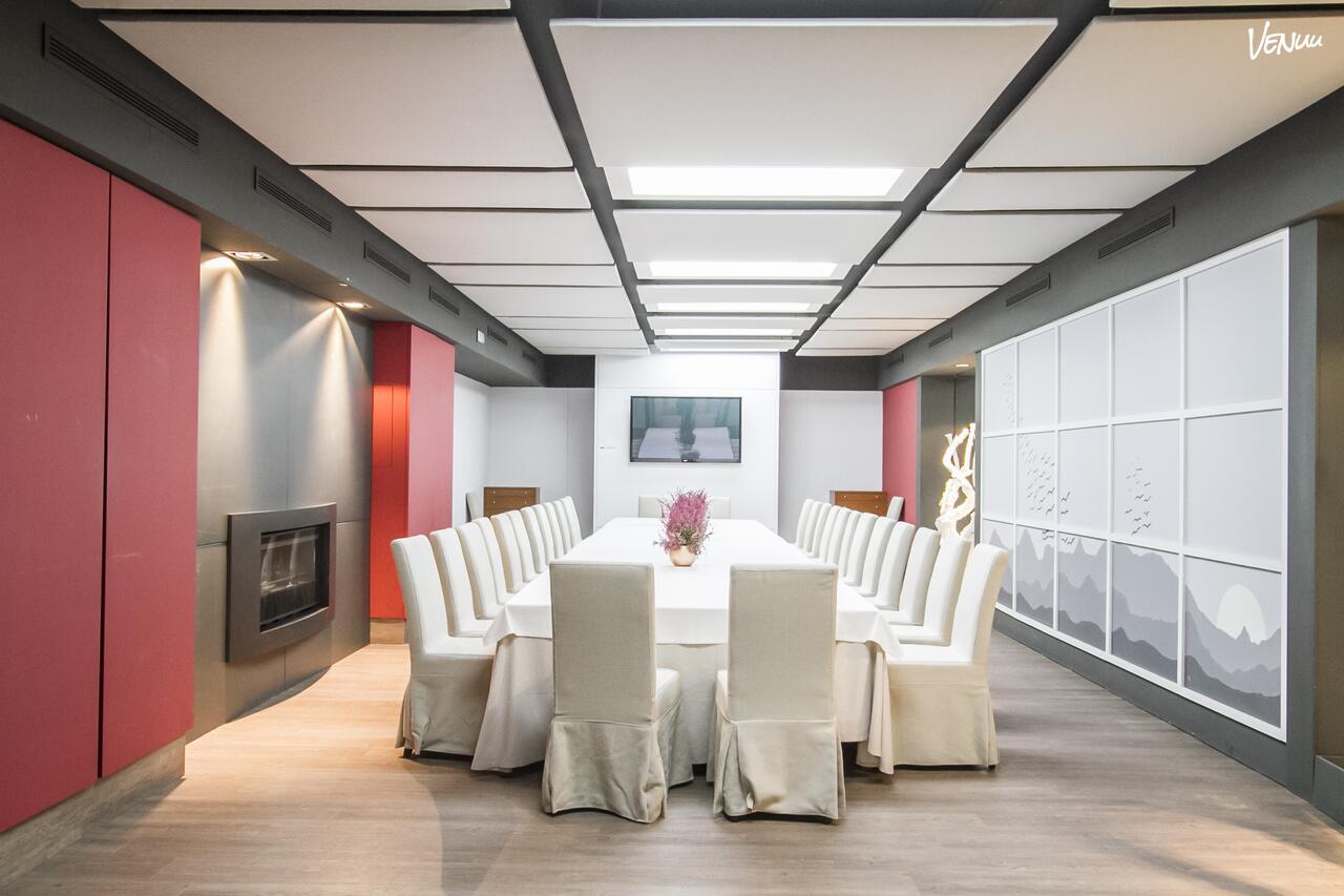 Salón La Val en Madrid, espacio íntimo y elegante perfecto para banquetes sofisticados y eventos con gusto por el detalle.