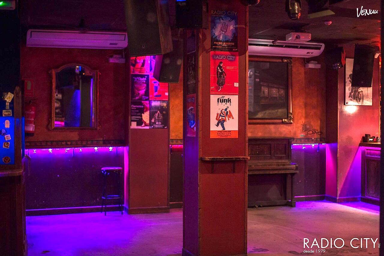 Radio City, sala con escenario ideal para celebraciones con música y mucho descontrol elegante en Valencia.