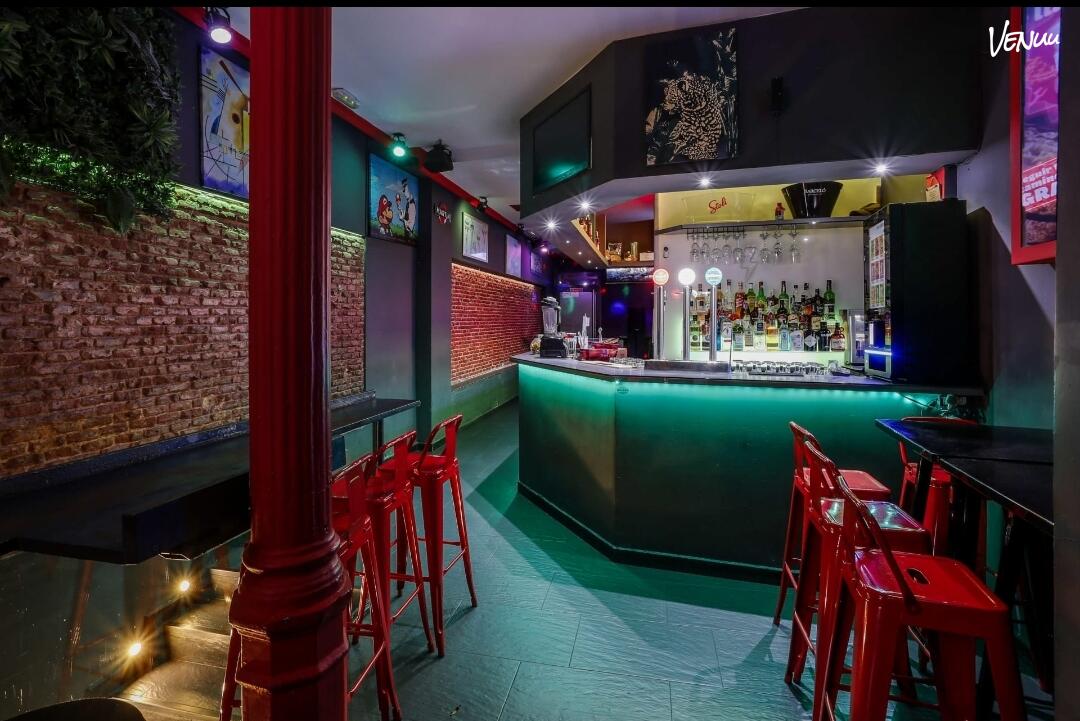Reptilia en Madrid, local con ambiente moderno y económico para celebrar cumpleaños con estilo único.