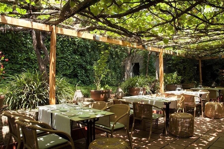 La Balsa, terraza mágica y elegante con sabor catalán y espíritu natural.