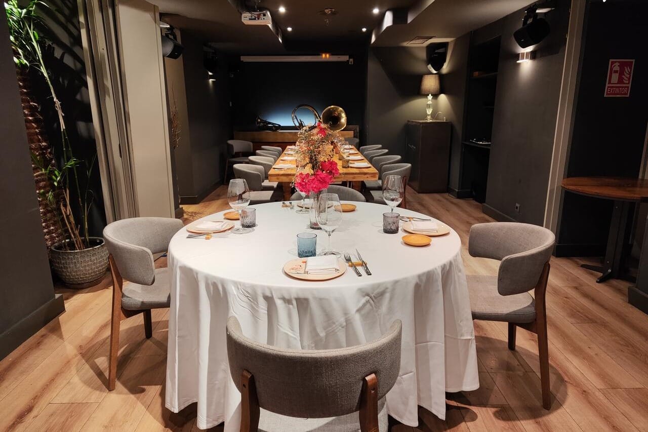 Salón Chimenea en La Cabra, espacio elegante y cálido para cenas de empresa con mucho encanto en Madrid.