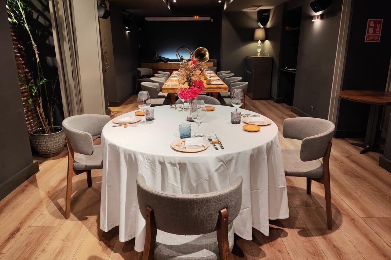 Salón Chimenea en La Cabra, espacio íntimo y cálido para cenas privadas en Madrid.