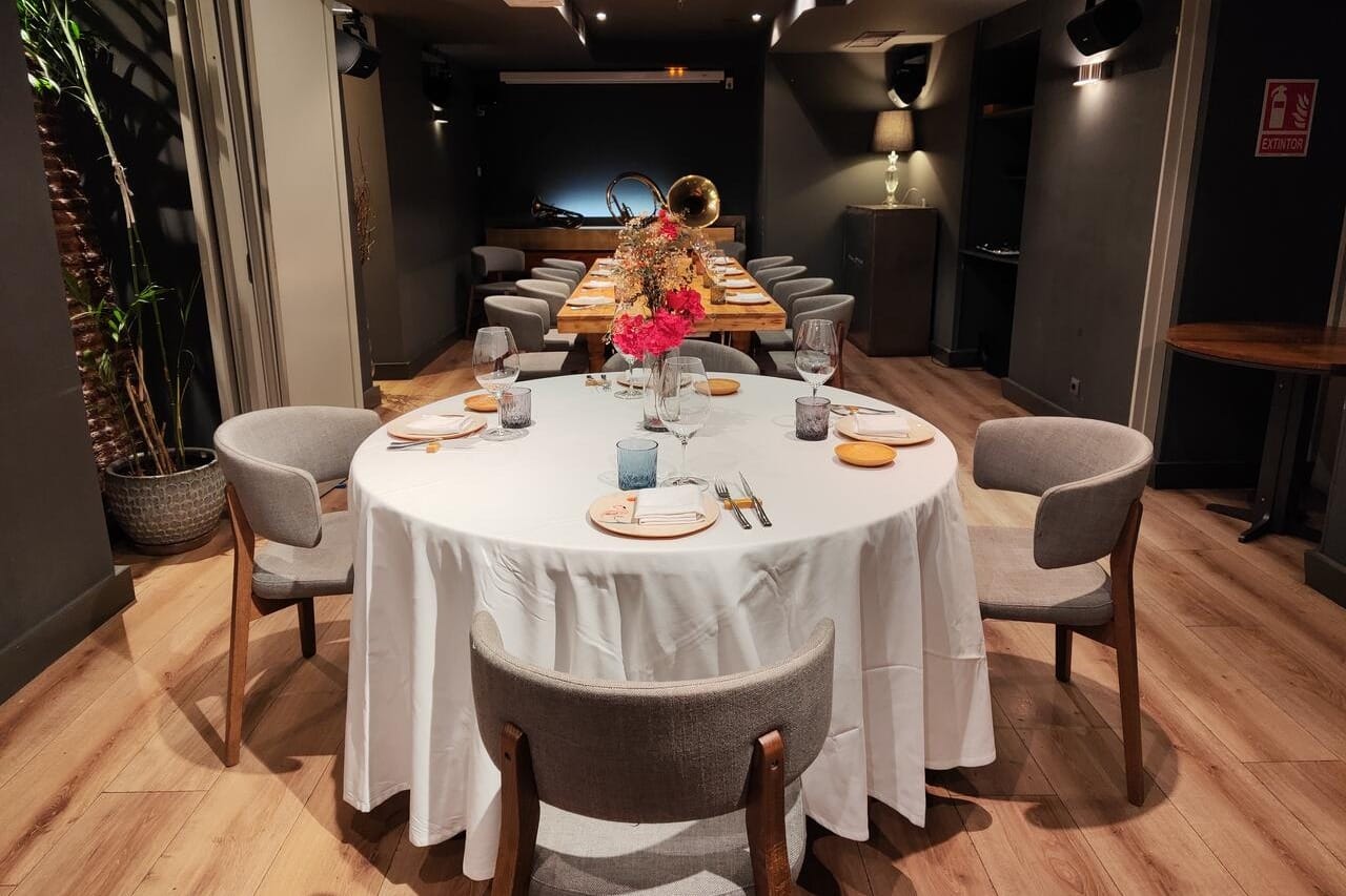 Cena de fin de año en Restaurante La Cabra – Salón Chimenea con ambiente cálido y cocina de autor inolvidable.