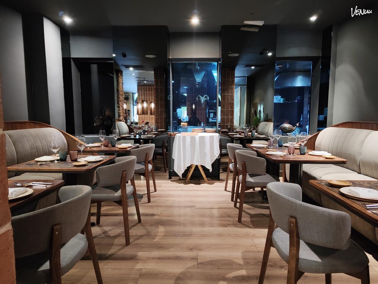 La Cabra Salón Cocina, restaurante con cocina visible y menú de autor para eventos de empresa únicos en Madrid.