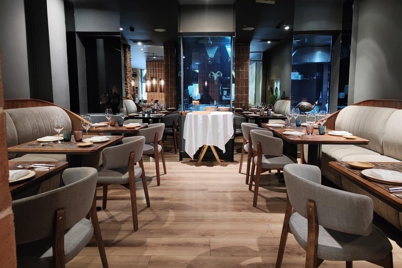 La Cabra, cocina a la vista y fiesta con cuchara en mano.