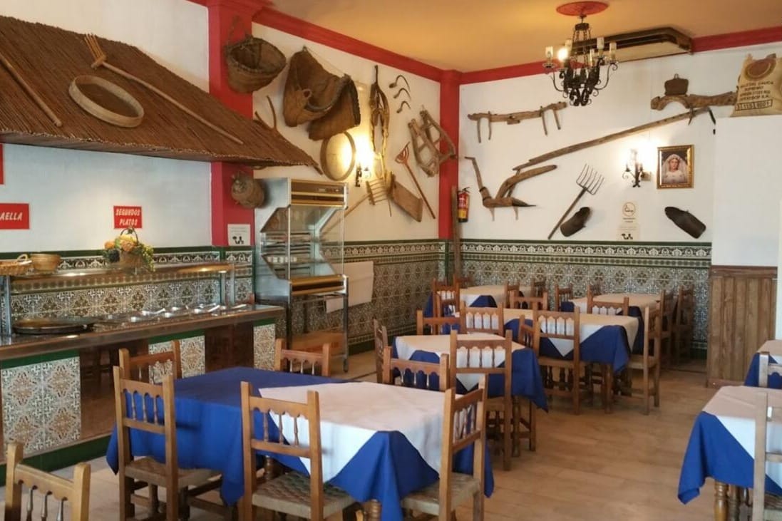 Restaurante Los Bravos, fiesta valiente con buffet, aplausos y alegría.