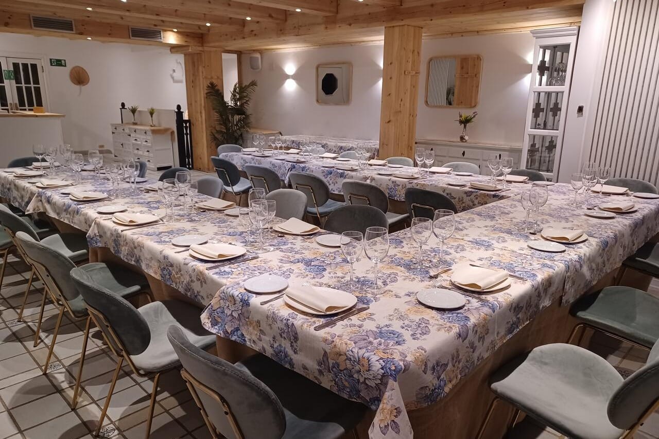 Restaurante Panamera, salón privado con ambiente caribeño para cenas festivas en Madrid.