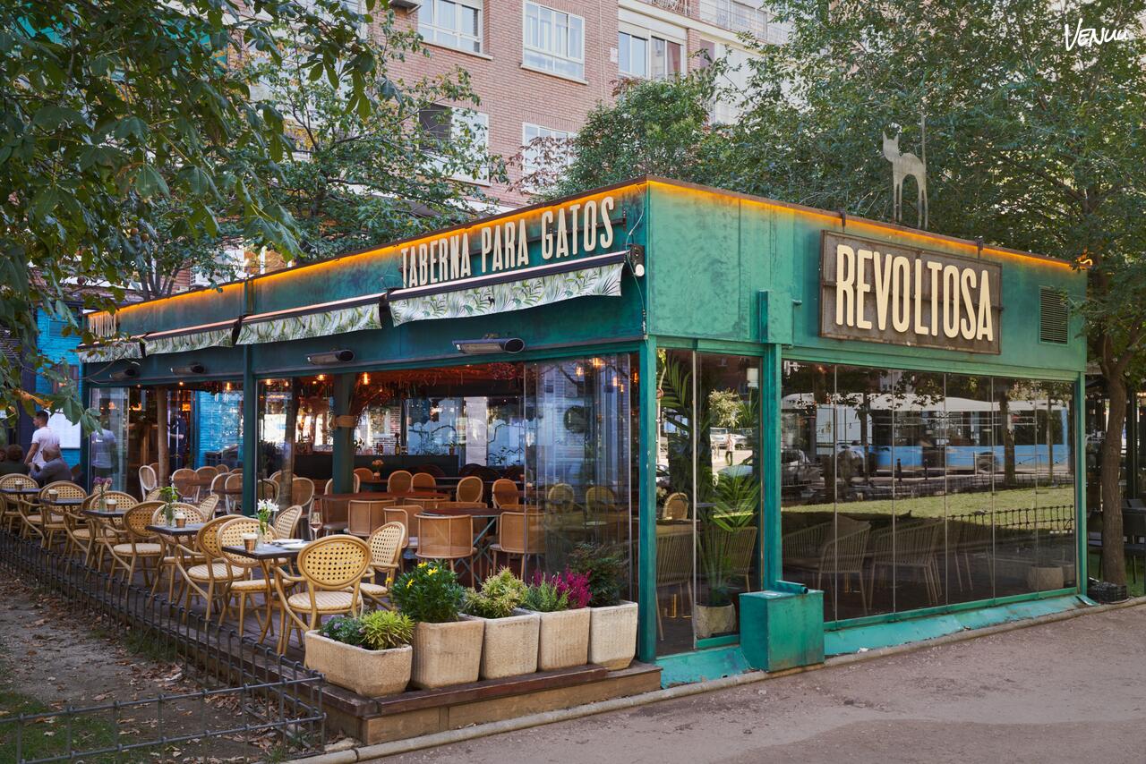 Revoltosa Berlín, restaurante castizo con terraza para cenas de empresa divertidas en Madrid.
