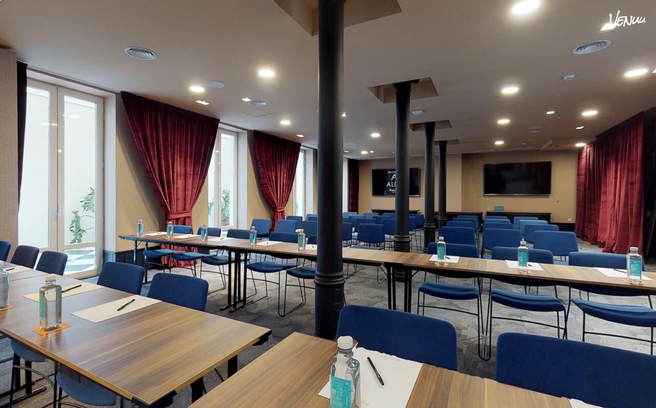 Sala Alba, sala luminosa y moderna para reuniones elegantes en el centro de Madrid.