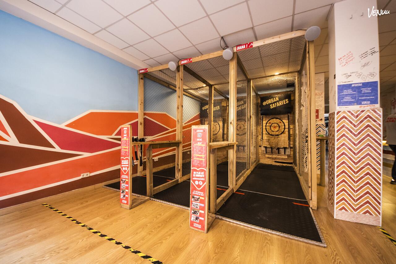 Sala Tiro de Hacha en Madrid, local original con bar para cumpleaños infantiles y actividades únicas.