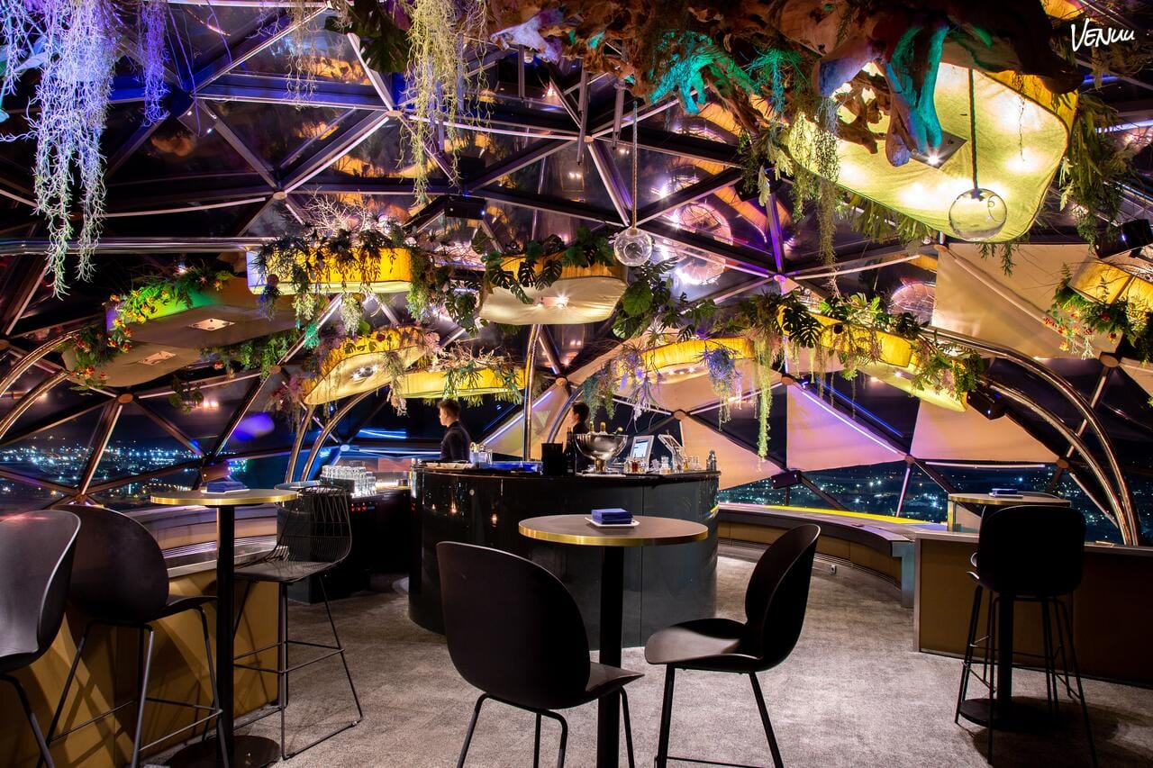 Rooftop con estética cinematográfica y vistas para fiestas privadas en las alturas de Barcelona.