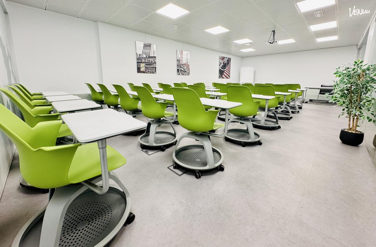 Sala N, espacio moderno y funcional con servicios completos para conferencias en Madrid.