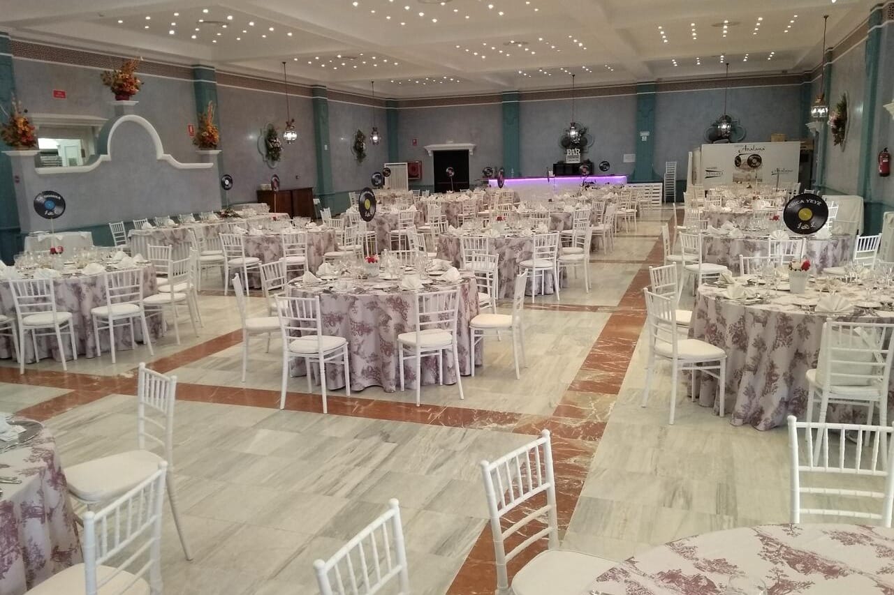 Salones Atalaya, espacios grandes y adaptables para celebraciones multitudinarias en Sevilla.