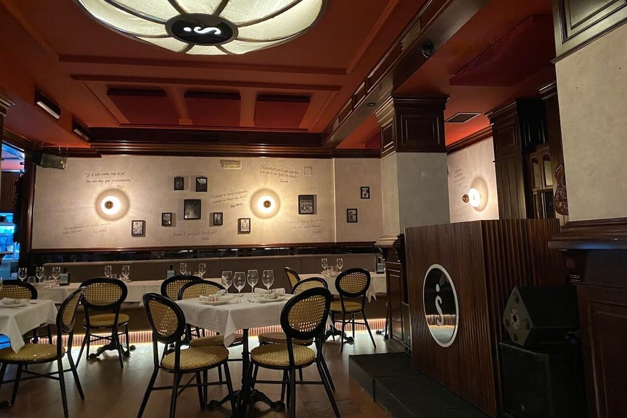 Taberna Salitre – Salón Chimenea en Madrid, restaurante castizo y acogedor para cenas de Navidad auténticas.