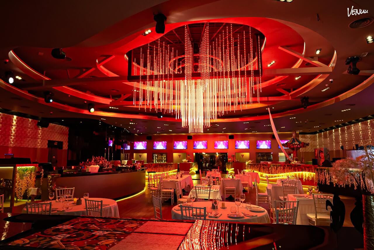 Cena de Nochevieja en Teatro Las Vegas – Sala Principal con ambiente teatral, luces de gala y menú espectacular.