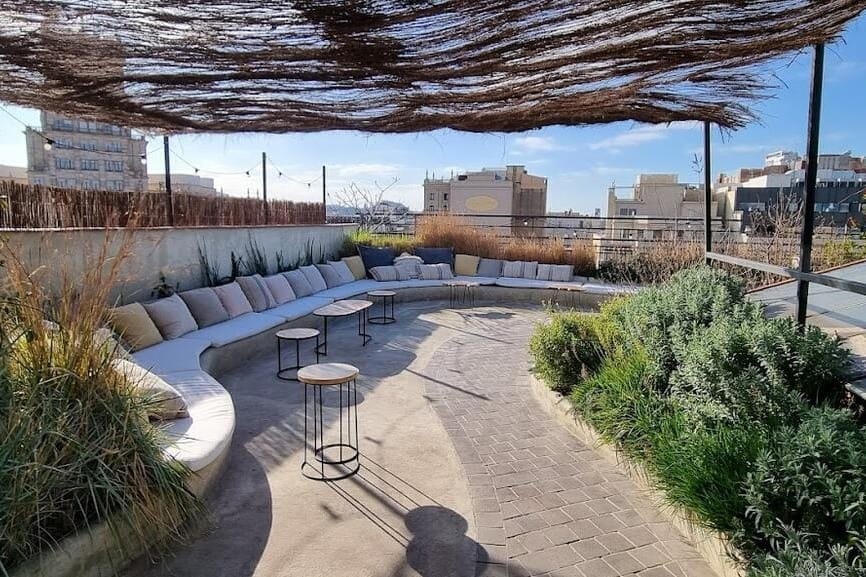 Terraza con vistas espectaculares y espacio completo para eventos de impacto en Barcelona.
