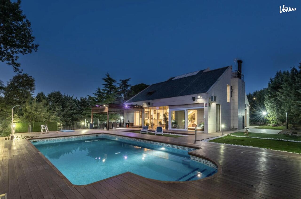 The Jungle Mansion, finca con jardín y piscina para eventos tropicales en Madrid.