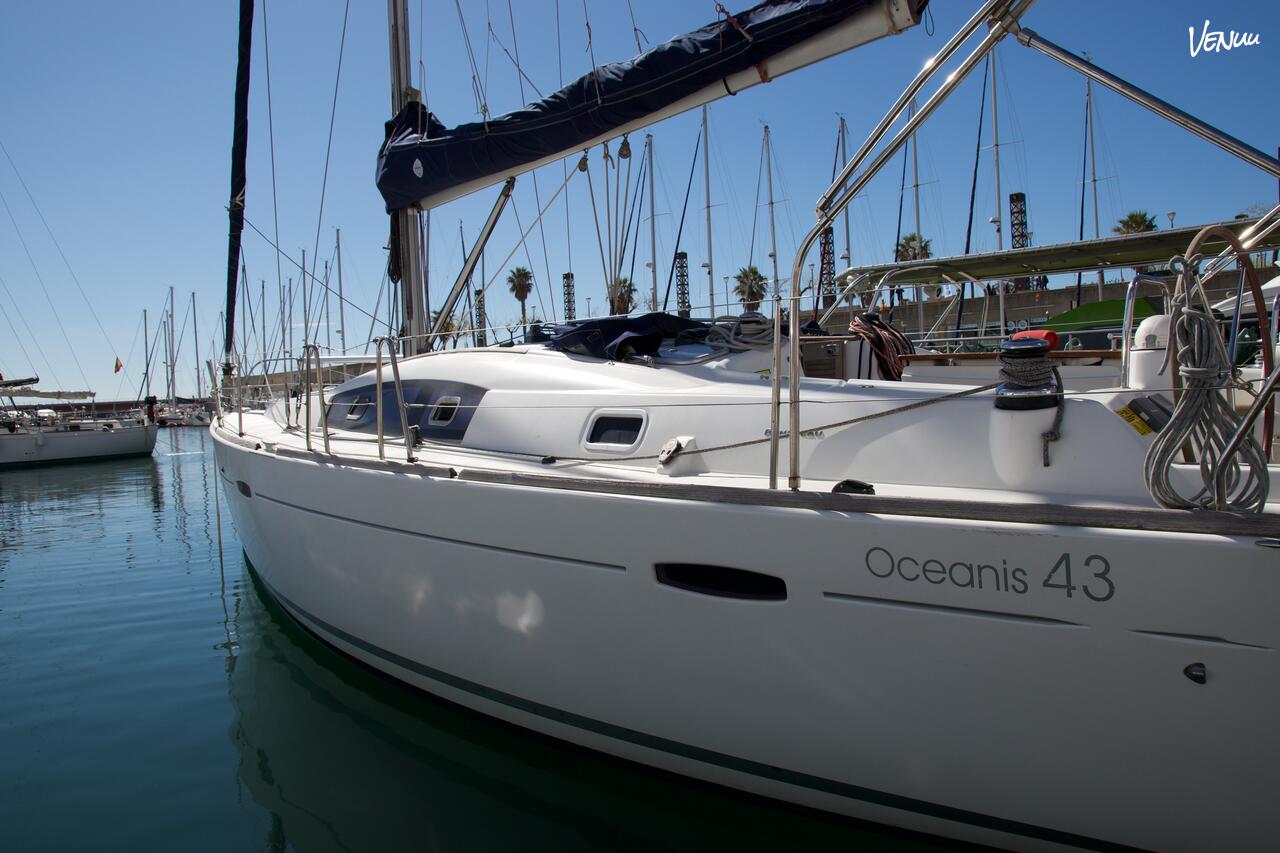 Velero Turtur en Barcelona, embarcación perfecta para despedidas privadas con flow, sol y mucha risa marinera.