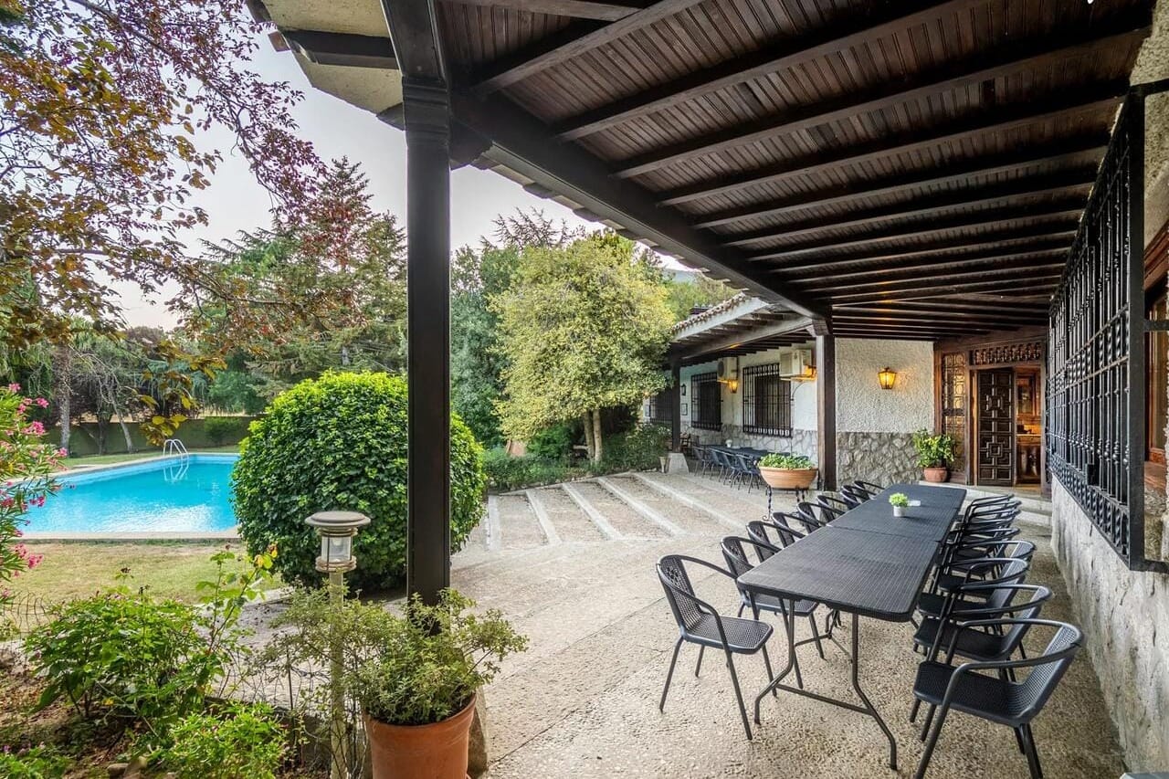 Villa Escorial Park, finca entre jardines y fiestas con alma de verano eterno.