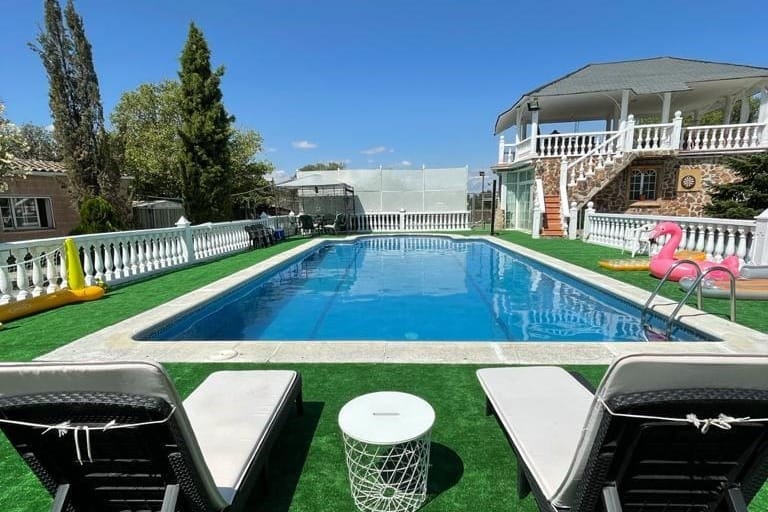 Villa Paradiso en Madrid, finca con jardín ideal para cumpleaños infantiles al aire libre.