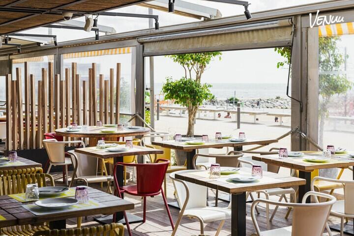 Terraza junto al mar con vibe mediterráneo perfecta para bodas y fiestas privadas en Barcelona.
