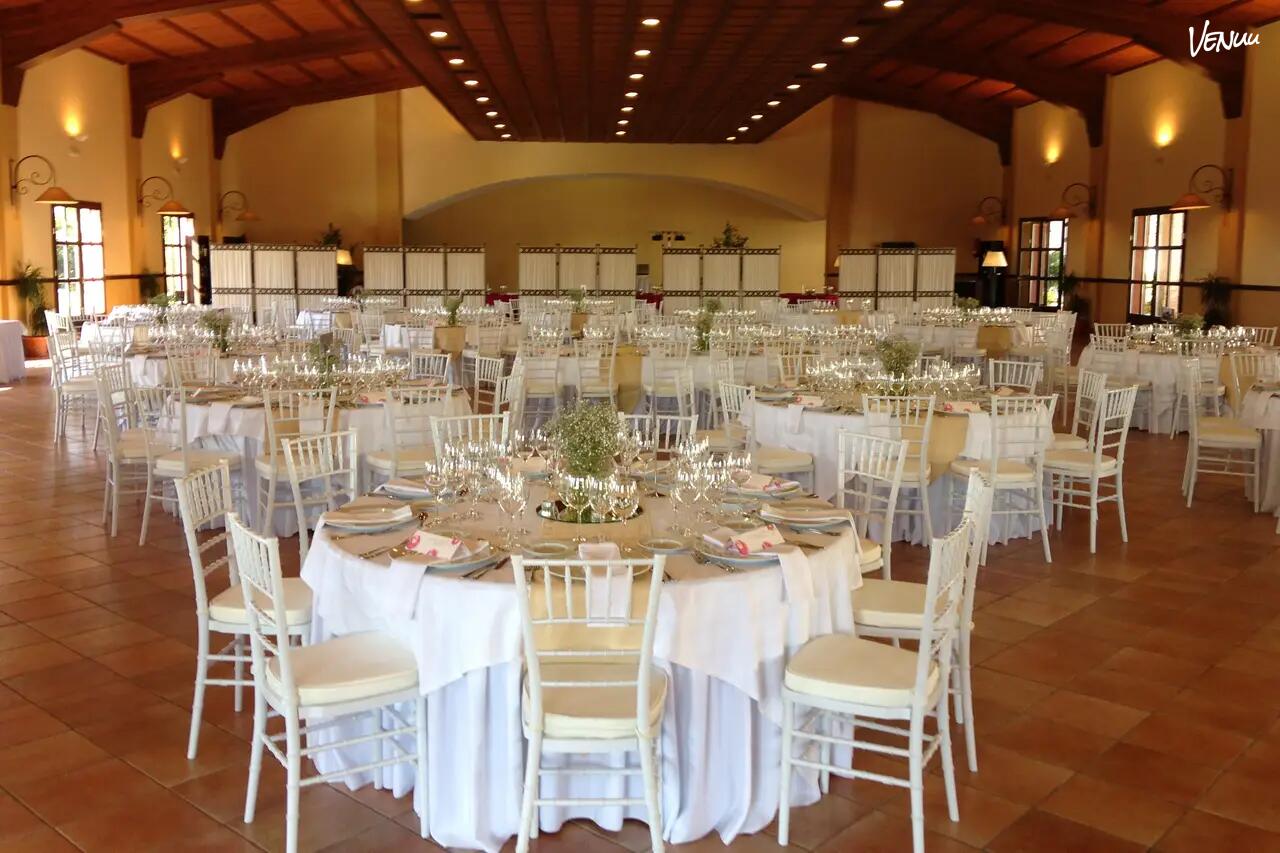 Salón Atalaya en Hacienda Atalaya Alta, Sevilla, espacio elegante y luminoso ideal para celebraciones con mucho arte.