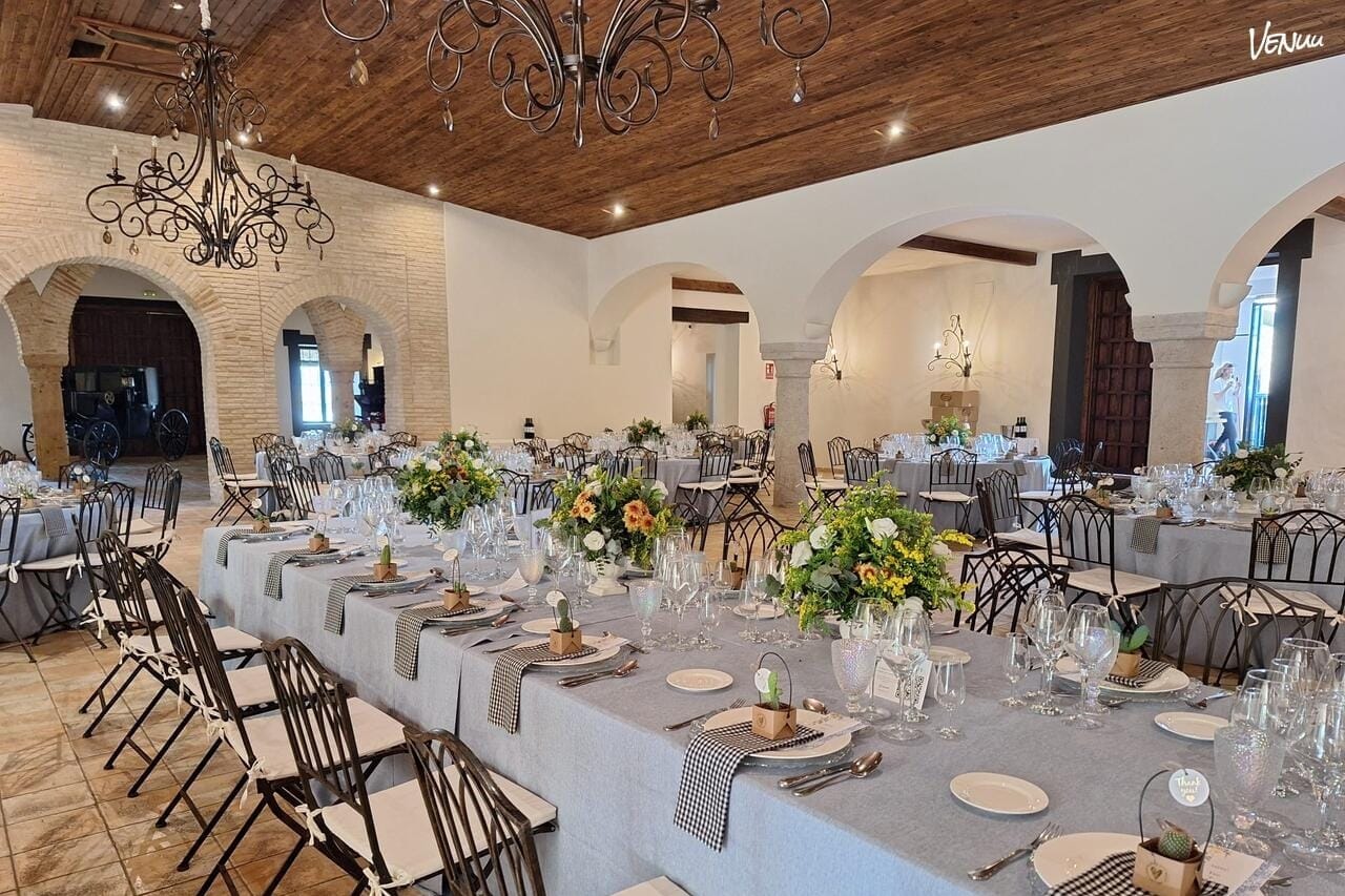 Salón de la Lastra en Hacienda Los Frailes de San Alberto, espacio interior majestuoso ideal para bodas con estilo clásico andaluz.