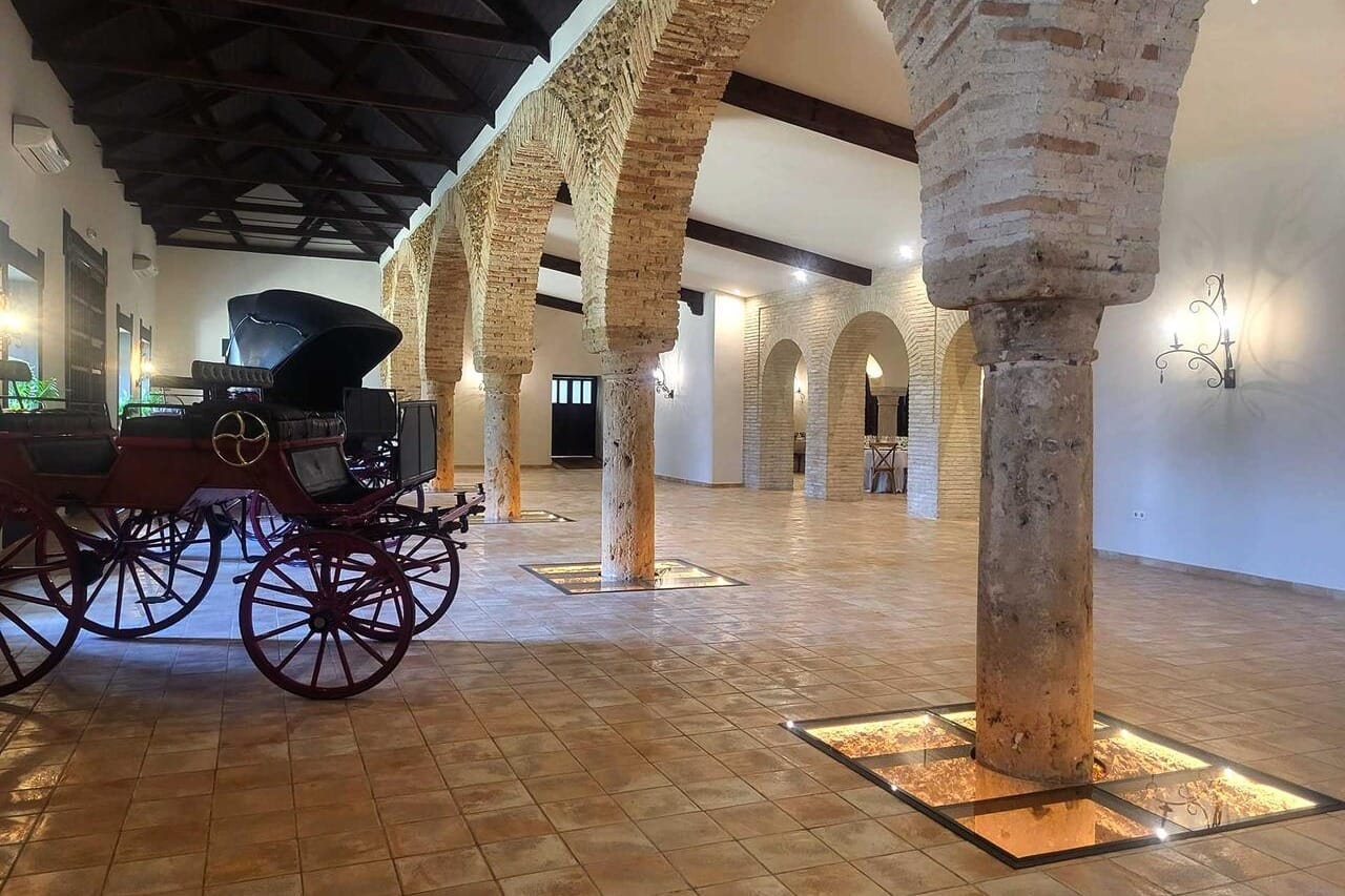 Bodega Real en Hacienda Los Frailes, espacio cálido y tradicional ideal para bodas entre barricas y sonrisas.