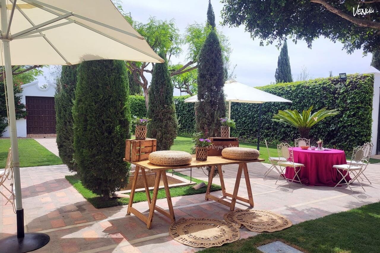Patio de los Naranjos en Hacienda Los Frailes, espacio al aire libre con encanto andaluz ideal para bodas románticas y tradicionales.