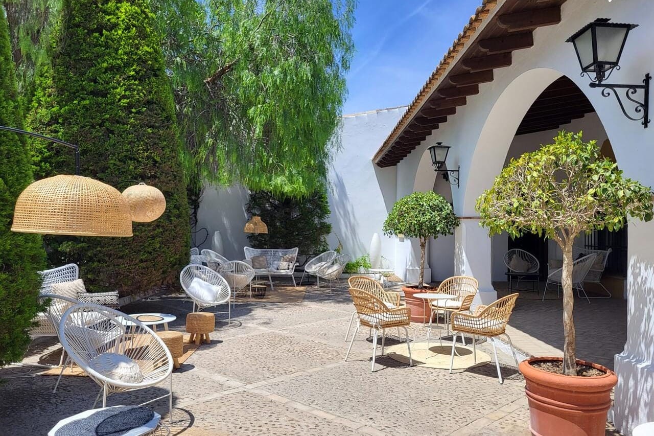 Jardines de Hacienda Los Frailes de San Alberto, espacio natural ideal para bodas al aire libre llenas de magia andaluza.